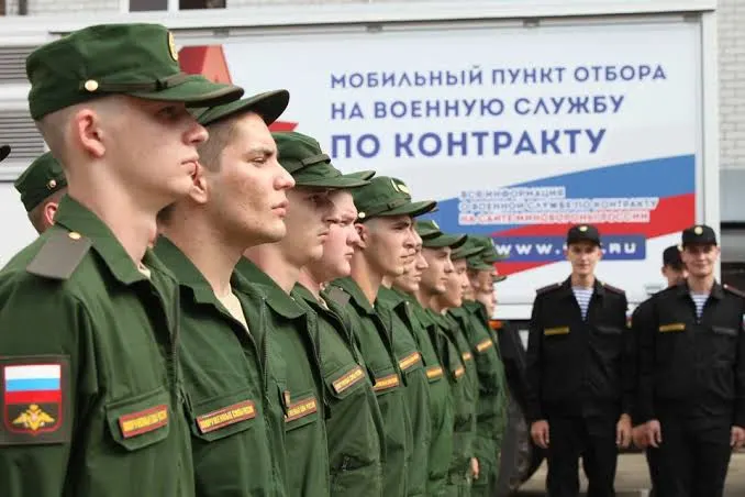 Город направит 690 млн рублей на выплаты контрактникам и родственникам погибших, расширяя городскую поддержку.