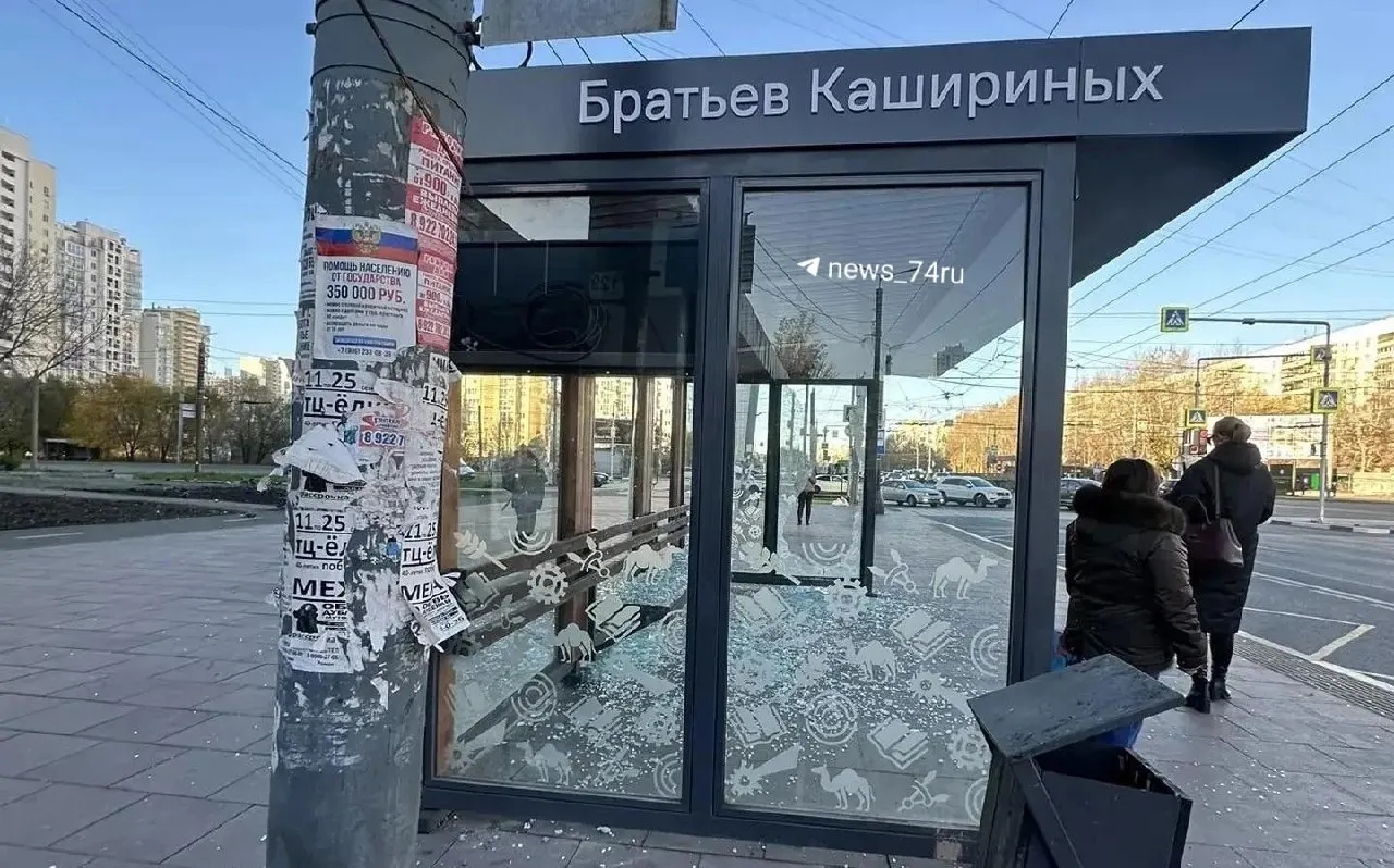 Ночью на остановке Братьев Кашириных повредили павильон; рядом лежат осколки, ремонт обещают провести как можно скорее.