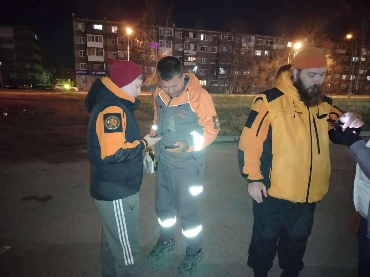 Правоохранители, волонтёры и близкие подростка прочесывают район исчезновения, рассматривая версию о возможном отъезде на автобусе. Призывают помочь с проверкой видеореестраторов.