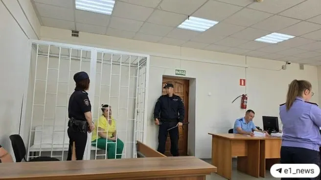 По версии следствия, преступление произошло в 1999 году в Серове. За исполнение преступления обвиняемые заплатили 15 тысяч рублей; рядом находился ребёнок.