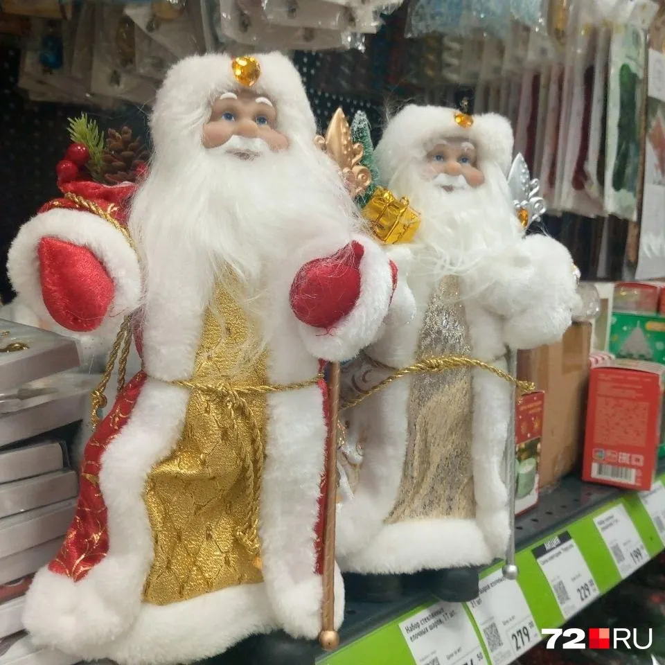 Горожане выбирают гирлянды, ёлочные украшения и другие праздничные мелочи по выгодным ценам в местных магазинах.