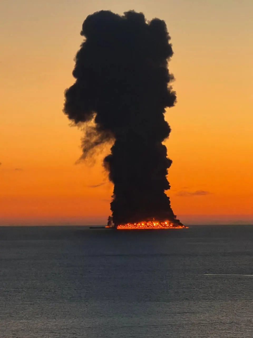 Пожар на нефтяном танкере у побережья Сочи, экспериментальная операция при болезни Альцгеймера в Томске и ряд судебных/политических новостей дня.