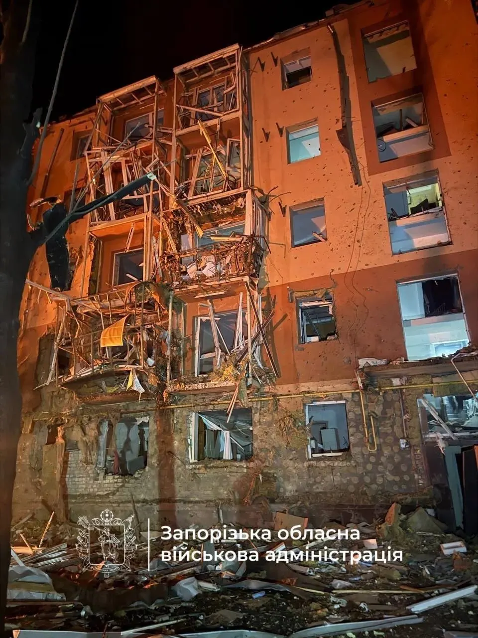 За ночь дроны достигли нескольких регионов, включая ХМАО, НПЗ частично остановил переработку. Осуждён экс-продюсер за призывы к терроризму; происходят ракетные удары по Украине и новые санкции.
