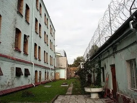 История уральской тюрьмы сквозь эпохи: от гражданской войны до реформ содержания и модернизации условий.
