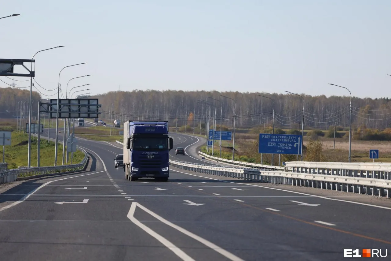 После реконструкции трасса М-12 будет обслуживаться госкомпанией «Автодор» с 2027 года; проект улучшит качество дороги и сократит время в пути между Тюменью и Екатеринбургом.