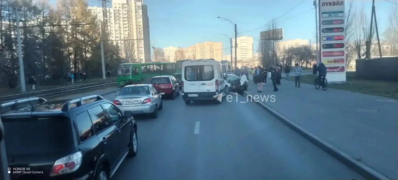 Автобус, в котором ехали школьники после экскурсии, столкнулся с легковушкой. Водителя легковушки увезли в больницу без сознания; информация о пострадавших среди детей уточняется.