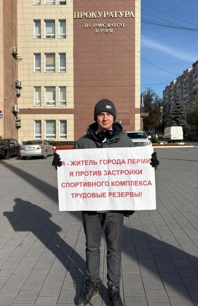Жители района обеспокоены планами застройки вокруг стадиона: нехватка парковок, садиков, школ и инфраструктуры на фоне роста населения.