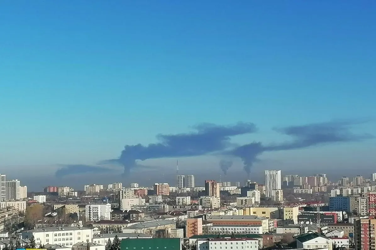 После ночной атаки беспилотников в Уфе произошёл пожар; введены временные ограничения на полёты в аэропортах региона и меры приняты в нескольких городах.
