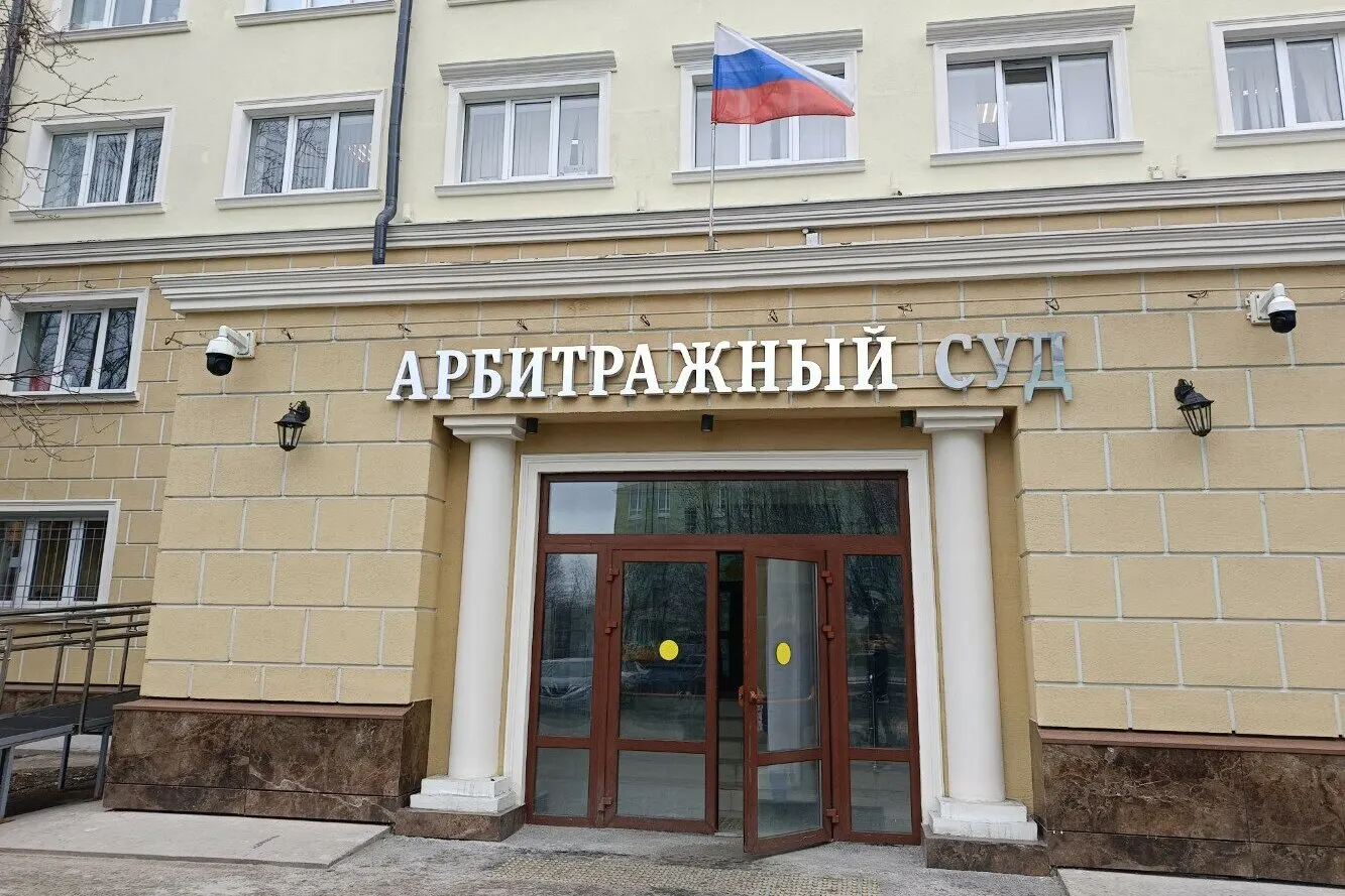 Через три недели после атак на дата-центры Яндекса арбитражные суды России продолжают сталкиваться с перебоями в онлайн-сервисах и откладывать заседания.