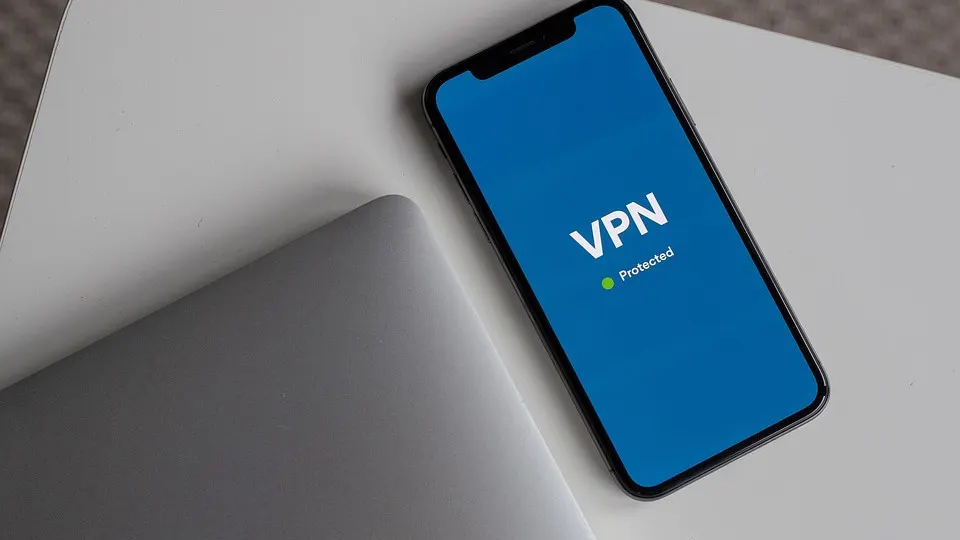 Государственный пакет поправок обязывает идентифицировать клиентов VPN и прокси, блокировать доступ к заблокированным ресурсам по запросу силовых структур; обсуждение проекта идёт в рамках борьбы с кибермошенничеством.
